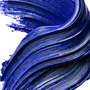 Textura azul intensa do rímel colorido Bleu 1944 Paris em grande plano sobre fundo branco.