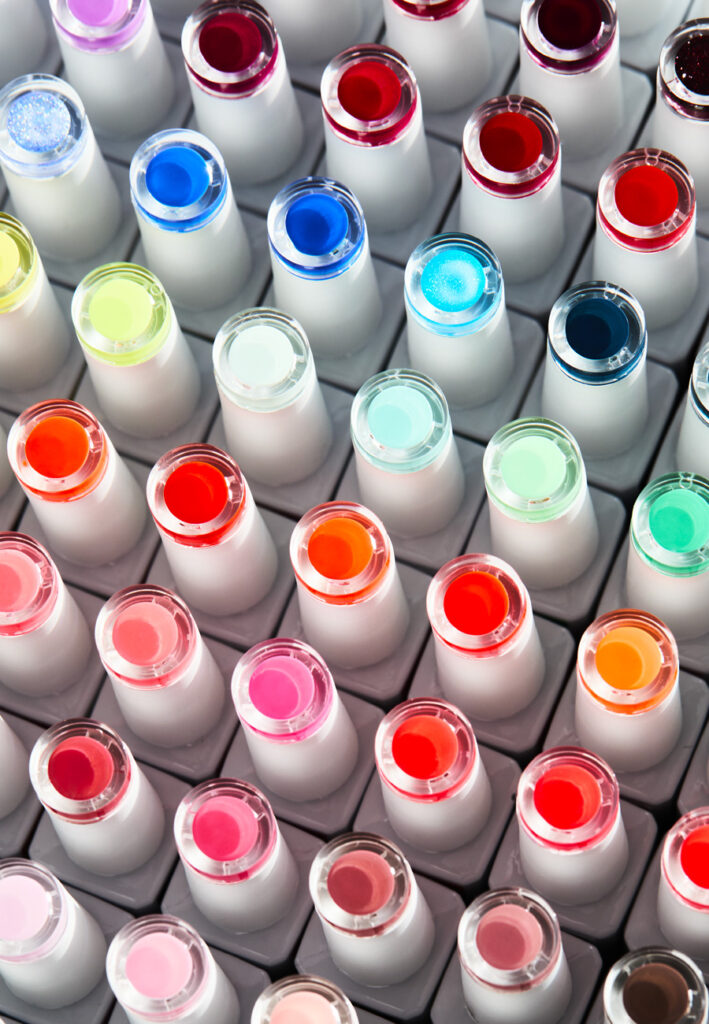 Flacons de gel vegan disposés en grille, présentant une large palette de couleurs vives, pastel et intenses.