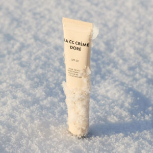 CC Crème Doré SPF 30 1944 Paris plantée dans la neige, soin teint illuminateur à l’éclat naturel