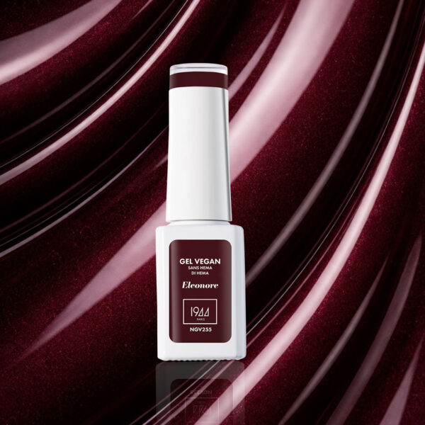 Vernis semi-permanent gel vegan 1944 Paris teinte Éléonore, rouge bordeaux intense, présenté sur fond texturé brillant.