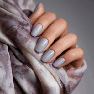 Manucure nude gris clair avec vernis semi-permanent 1944 Paris, ongles élégants au fini lisse et naturel