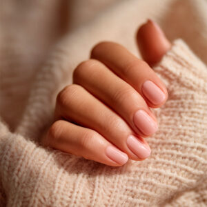 Vernis semi-permanent Léana nude rose clair 1944 Paris, manucure naturelle et lumineuse collection Nude