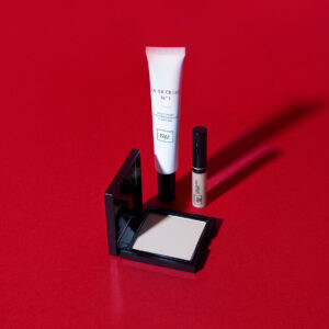 Teint Éclat Parfait complexion set with BB Crème, La Matifiante powder and L'Inoubliable concealer, presented standing on a red background.