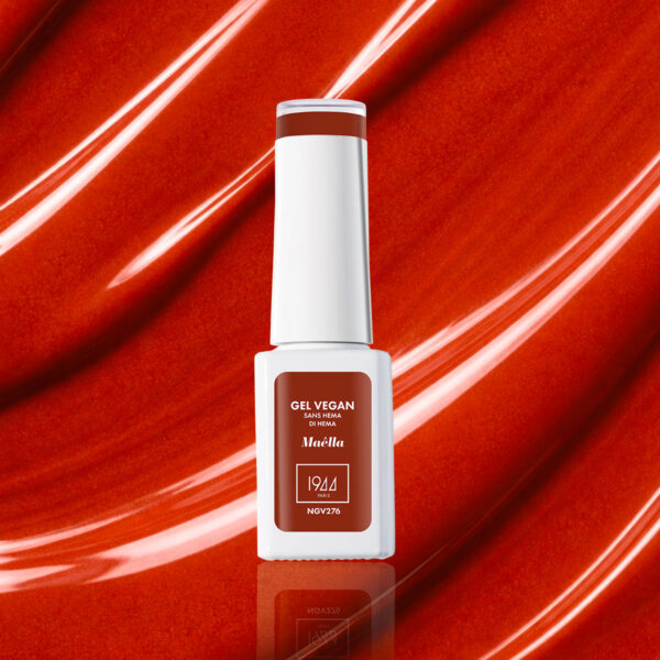Flacon de vernis gel vegan rouge brique intense teinte Maella NGV276 sur fond rouge texturé brillant.