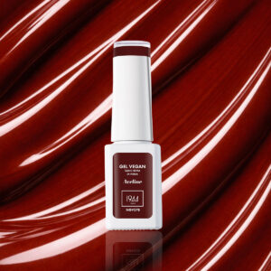 Flacon de vernis gel vegan rouge profond teinte Aveline NGV278 sur fond rouge laqué brillant.