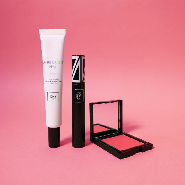Coffret éclat immédiat 1944 Paris avec BB crème SPF 50, mascara volume intense et blush rose aux joues sur fond rose
