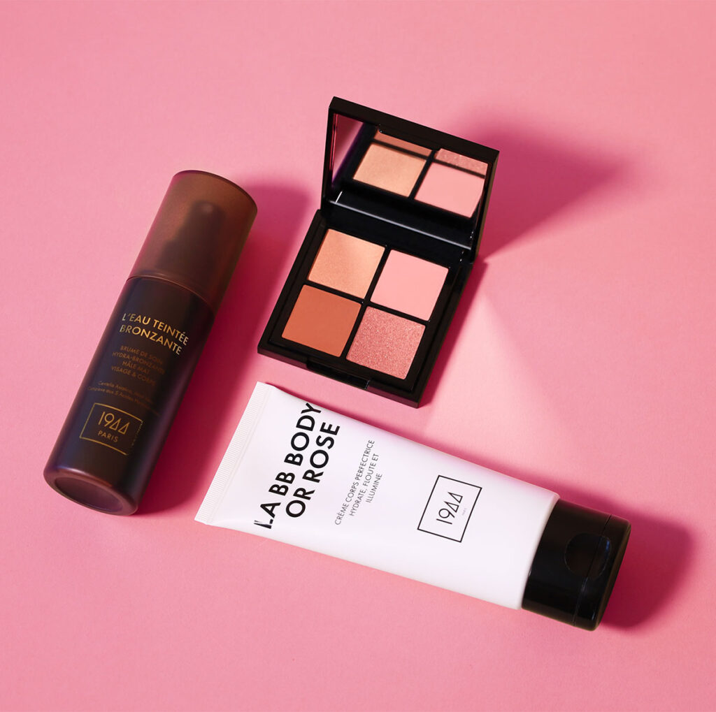 Produits coffret éclat naturel 1944 Paris BB Body, eau teintée bronzante et palette maquillage disposés sur fond rose
