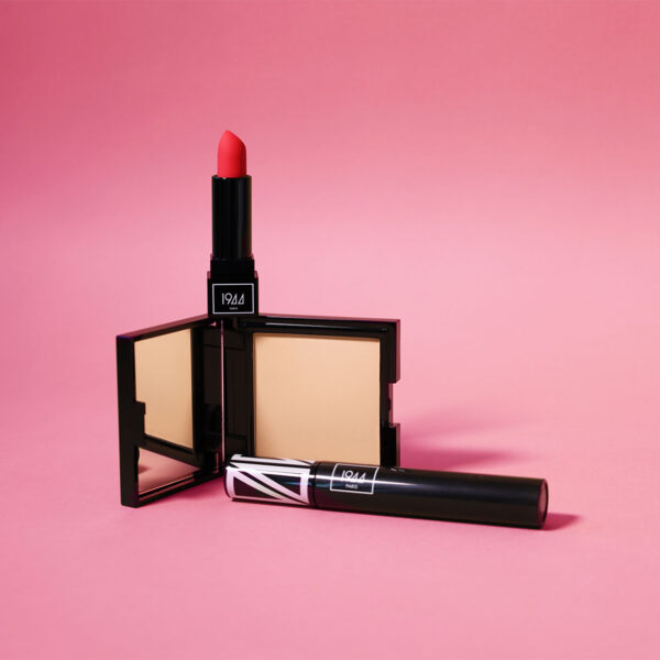 Coffret icône intemporelle 1944 Paris avec rouge à lèvres mat, mascara volume intense et poudre matifiante sur fond rose