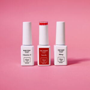 Coffret manucure parfaite 1944 Paris avec base coat vitamine E, gel vegan rouge et top coat shiny sur fond rose