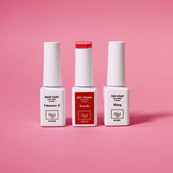 Coffret manucure parfaite 1944 Paris avec base coat vitamine E, gel vegan rouge et top coat shiny sur fond rose