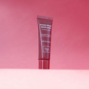 Tinted Serum Balm SPF50 Pêche Rosée 1944 Paris 以粉红色为基调，具有明亮的珊瑚色泽和光泽效果。.