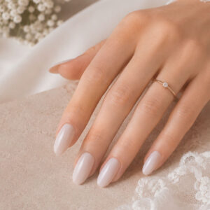 Ongles nude rosé élégants et naturels pour une manucure mariage chic et raffinée