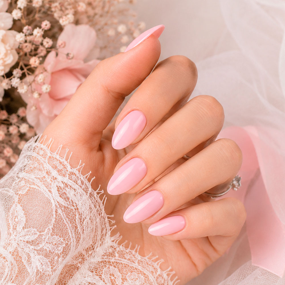 Manucure rose tendre lumineuse et féminine inspirée des mariages romantiques