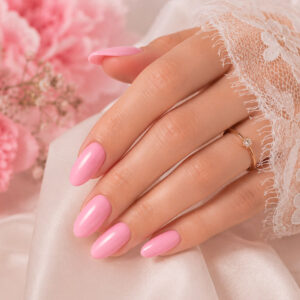Unghie color rosa pastello, delicate e raffinate, per una manicure da sposa elegante e senza tempo.