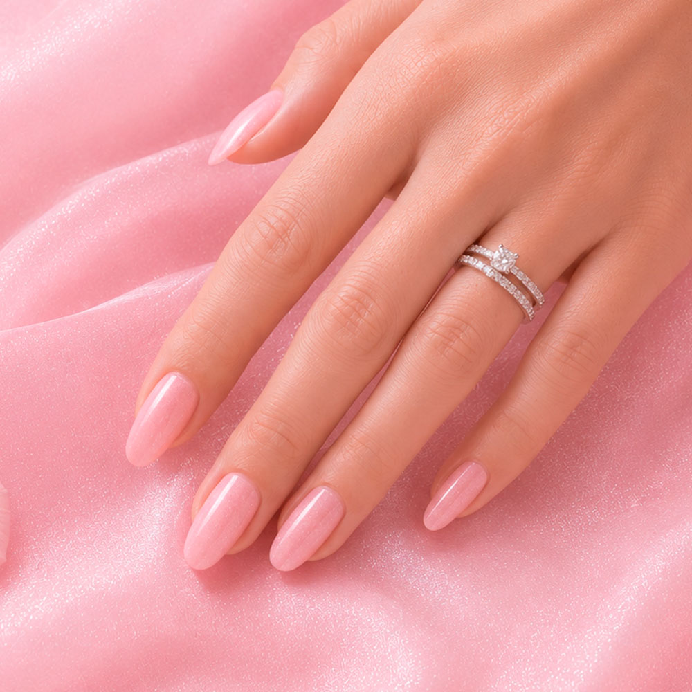 Manucure rose irisé délicat captant la lumière avec subtilité, idéale pour une mariée ou une cérémonie élégante.