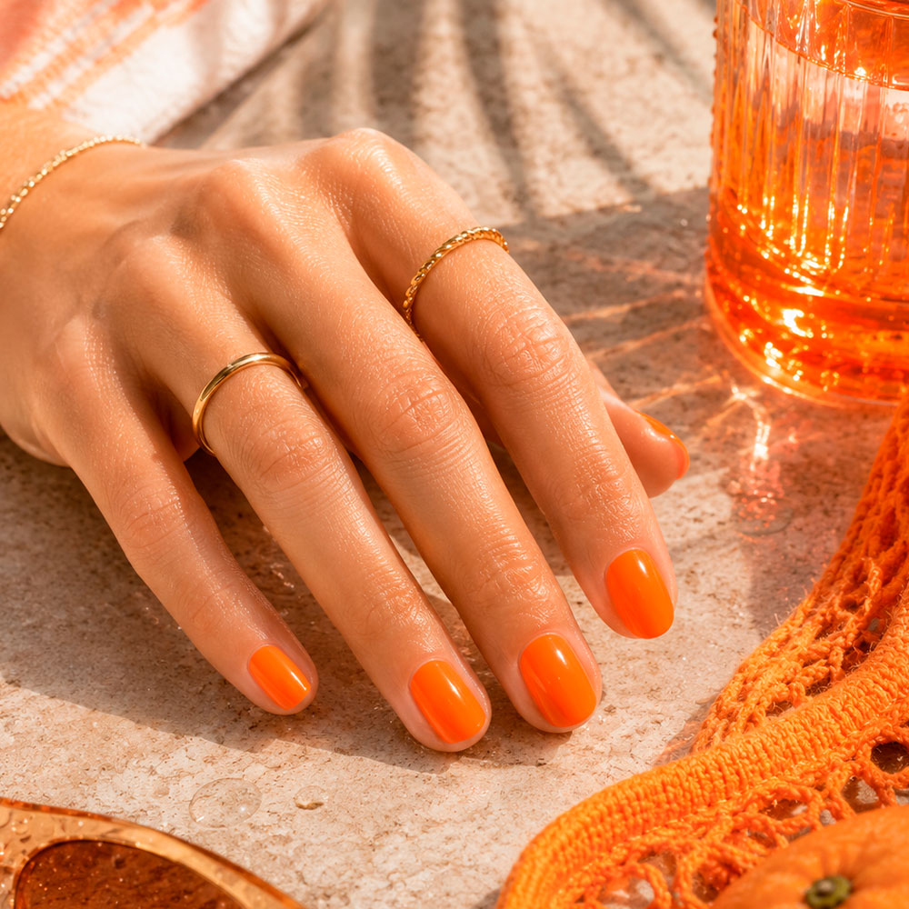 Manucure orange néon avec Gel Vegan Collection Néon Electric 1944 Paris