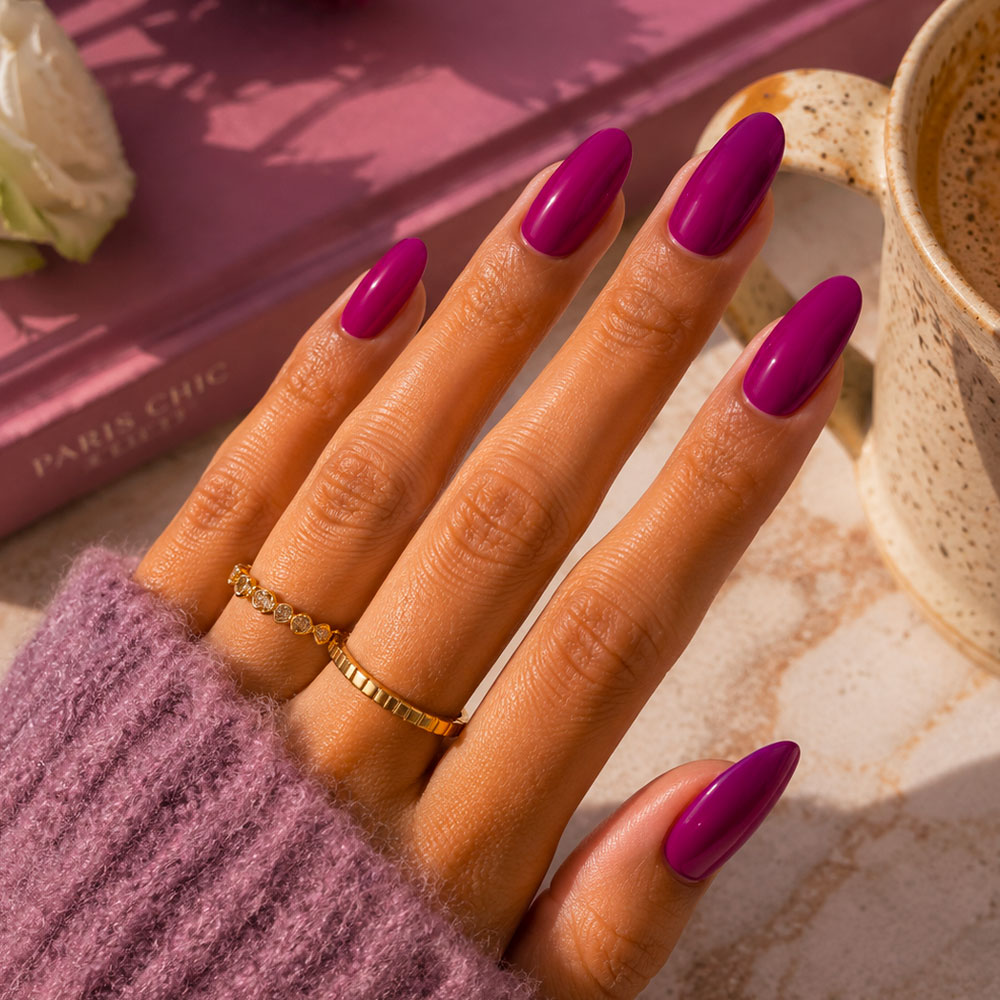 Auftragen eines halbpermanenten Gels in der Farbe Violett