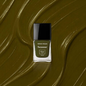 Flacone dello smalto vegano Suzanne VN308 1944 Paris su una texture verde oliva.