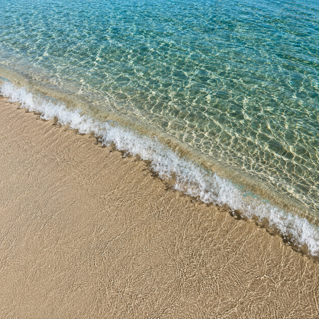 Fotografía de sombrillas de playa a rayas rojas y blancas, vistas desde abajo sobre un fondo de cielo azul intenso. Esta imagen luminosa evoca las vacaciones, el sol y la elegancia del verano.