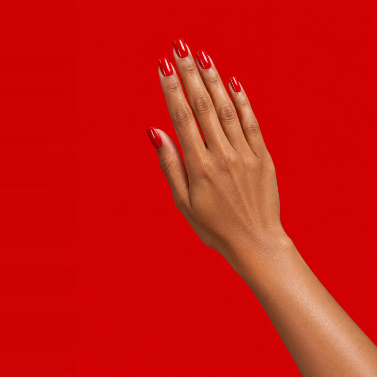 Main vernis semi-permanent Sanela – Rouges
