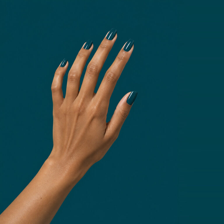 Main vernis semi-permanent Anna – Bleus