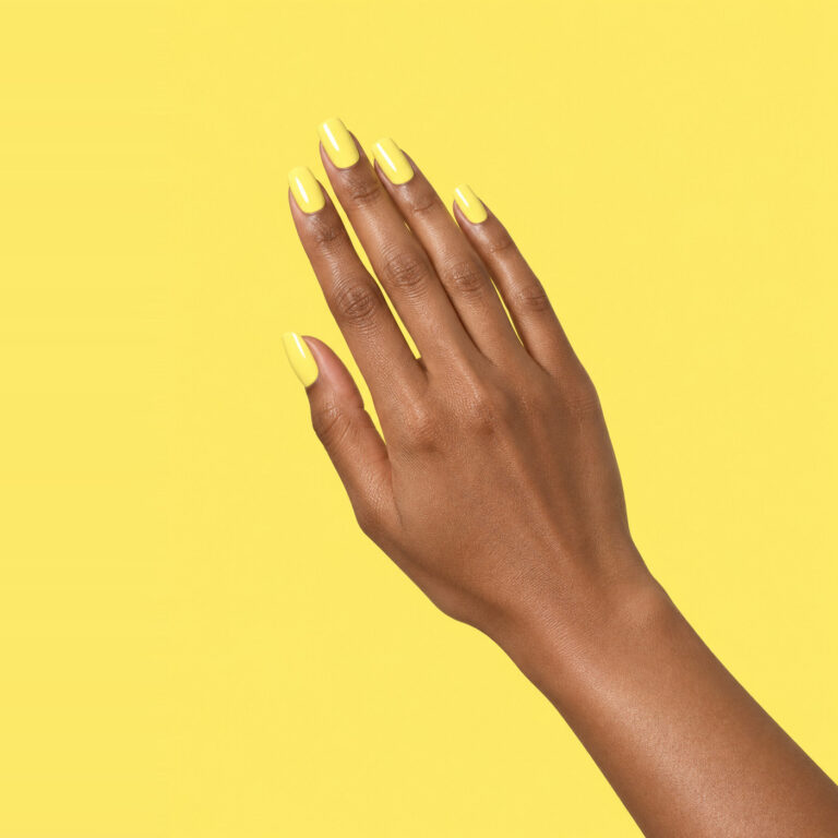 Main vernis semi-permanent Tatiana – Jaunes