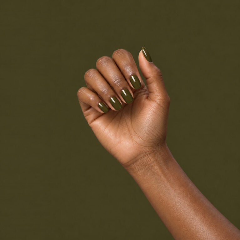 Main vernis semi-permanent Albane – Verts