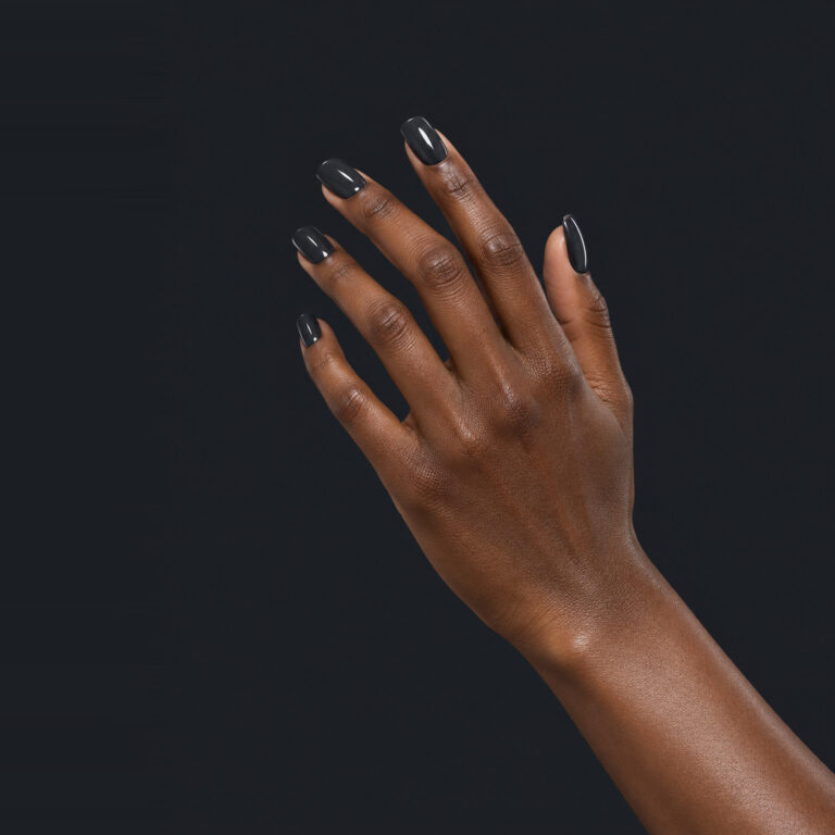 Main vernis semi-permanent Lou – Noirs, gris & argentés