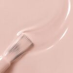 Rendu liquide du vernis à ongles vegan Mathilde, teinte beige rosé (réf. 3VN104), 1944 Paris