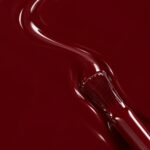 Rendu liquide du vernis à ongles vegan Diane, teinte bordeaux profond (réf. 3VN113), 1944 Paris