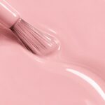 Rendu liquide du vernis à ongles vegan Lola, teinte rose tendre (réf. 3VN1201), 1944 Paris