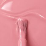 Rendu liquide du vernis à ongles vegan Adèle, teinte rose (réf. 3VN1203), 1944 Paris