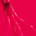 Rendu liquide du vernis à ongles vegan Sandra, teinte rouge framboise (réf. 3VN122), 1944 Paris