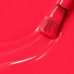 Rendu liquide du vernis à ongles vegan Emma, teinte rouge cerise (réf. 3VN123), 1944 Paris