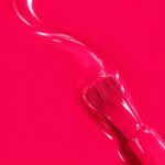 Rendu liquide du vernis à ongles vegan Léa, teinte rouge rosé (réf. 3VN124), 1944 Paris