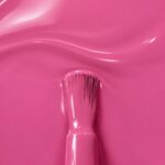 Rendu liquide du vernis à ongles vegan Sarah, teinte rose vif (réf. 3VN126), 1944 Paris