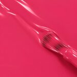 Rendu liquide du vernis à ongles vegan Rosanna, teinte rose framboise (réf. 3VN127), 1944 Paris