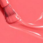 Rendu liquide du vernis à ongles vegan Marie, teinte rose corail (réf. 3VN128), 1944 Paris