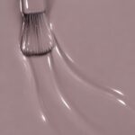 Rendu liquide du vernis à ongles vegan Mélanie, teinte taupe (réf. 3VN133), 1944 Paris