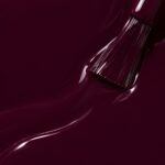 Rendu liquide du vernis à ongles vegan Joanna, teinte noir prune (réf. 3VN140), 1944 Paris