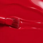 Rendu liquide du vernis à ongles vegan Karine, teinte rouge profond (réf. 3VN142), 1944 Paris