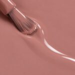 Rendu liquide du vernis à ongles vegan Michele, teinte vieux rose (réf. 3VN146), 1944 Paris