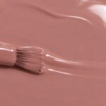 Rendu liquide du vernis à ongles vegan Audrey, teinte vieux rose (réf. 3VN147), 1944 Paris