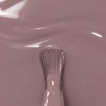Rendu liquide du vernis à ongles vegan Lucile, teinte mauve taupe (réf. 3VN155), 1944 Paris