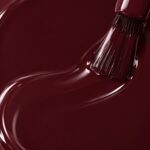 Rendu liquide du vernis à ongles vegan Pauline, teinte noir bordeaux (réf. 3VN160), 1944 Paris