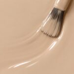 Rendu liquide du vernis à ongles vegan Constance, teinte beige (réf. 3VN161), 1944 Paris