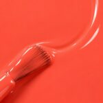 Rendu liquide du vernis à ongles vegan Manuela, teinte rouge orangé (réf. 3VN167), 1944 Paris