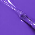 Rendu liquide du vernis à ongles vegan Aurore, teinte violet (réf. 3VN172), 1944 Paris