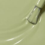 Rendu liquide du vernis à ongles vegan Elsa, teinte vert amande (réf. 3VN181), 1944 Paris