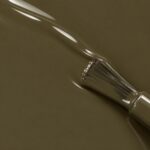 Rendu liquide du vernis à ongles vegan Albane, teinte kaki foncé (réf. 3VN182), 1944 Paris